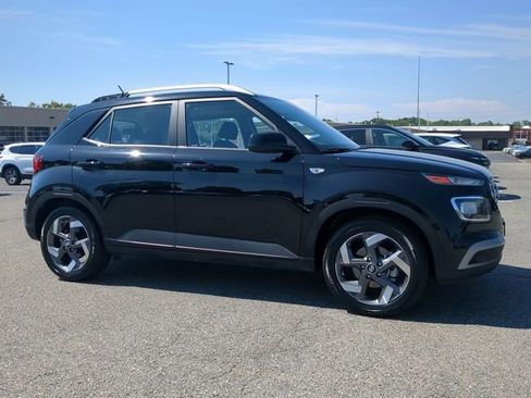 Used 2025 Hyundai Venue SEL FWD image 2