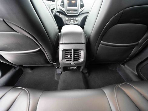 Used 2019 Jeep Cherokee Latitude Plus w/ Cold Weather Group image 22