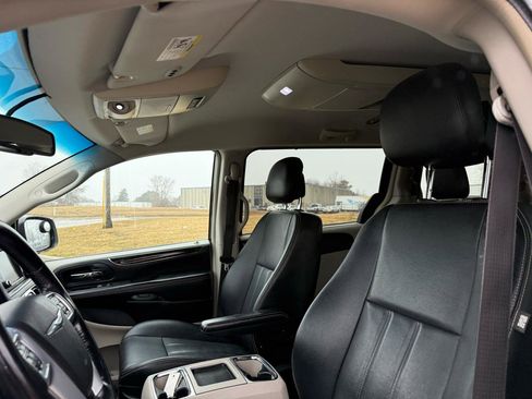 Used 2013 Chrysler Town & Country Touring FWD image 13