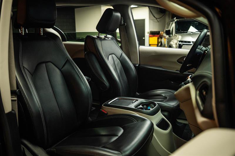 Used 2023 Chrysler Pacifica Touring-L FWD image 14