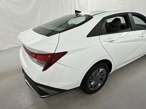 Used 2024 Hyundai Elantra SEL FWD image 3