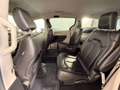 Used 2023 Chrysler Pacifica Touring-L FWD image 15