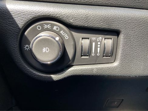 Used 2025 Chrysler Pacifica Limited FWD image 39