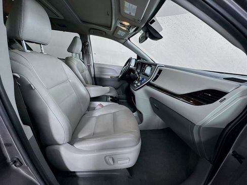 Used 2020 Toyota Sienna XLE Premium image 26