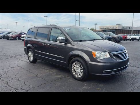 Used 2016 Chrysler Town & Country Limited FWD image 2