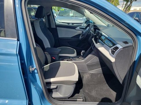 Certified 2025 Volkswagen Taos SE FWD image 10