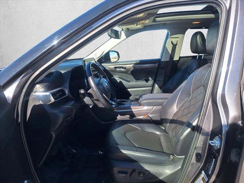 Used 2023 Toyota Highlander Platinum image 10