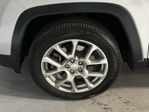 Used 2024 Jeep Compass Latitude AWD/4WD image 9