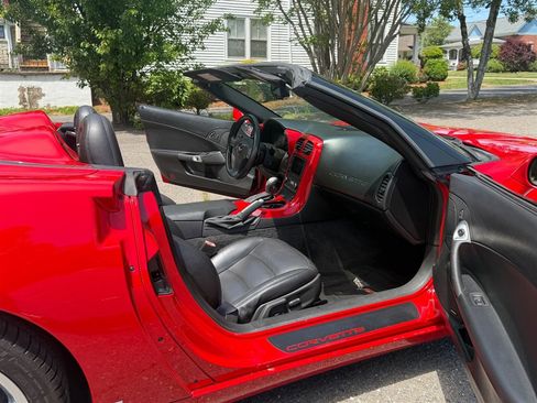 Used 2006 Chevrolet Corvette Convertible w/ Preferred Equipment Group RWD image 24
