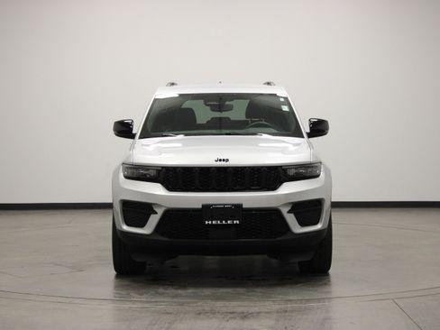 Used 2023 Jeep Grand Cherokee Altitude AWD/4WD image 3