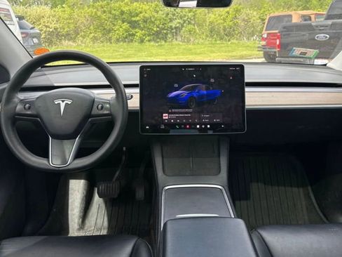 Used 2022 Tesla Model Y Long Range AWD/4WD image 3