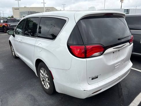 Used 2017 Chrysler Pacifica Touring FWD image 4