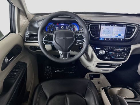 Used 2023 Chrysler Pacifica Touring-L FWD image 17