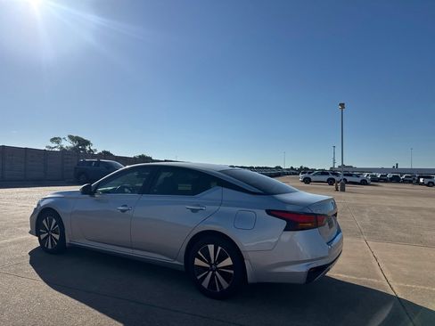 Used 2021 Nissan Altima 2.5 SV FWD image 14
