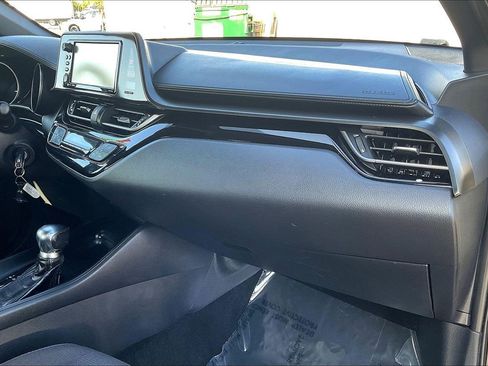 Used 2018 Toyota C-HR XLE image 28