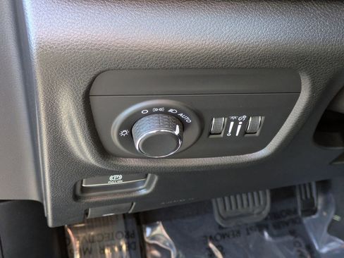 New 2025 Jeep Grand Cherokee Altitude image 14