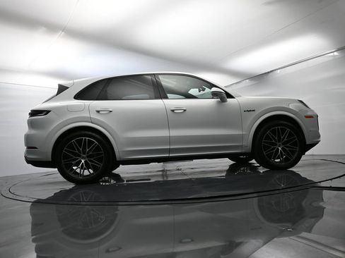 Certified 2025 Porsche Cayenne E-Hybrid w/ Premium Package Plus AWD/4WD image 56