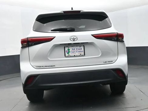 Used 2022 Toyota Highlander LE AWD/4WD image 8