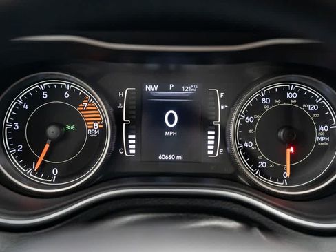 Used 2019 Jeep Cherokee Latitude Plus w/ Comfort/Convenience Group AWD/4WD image 17