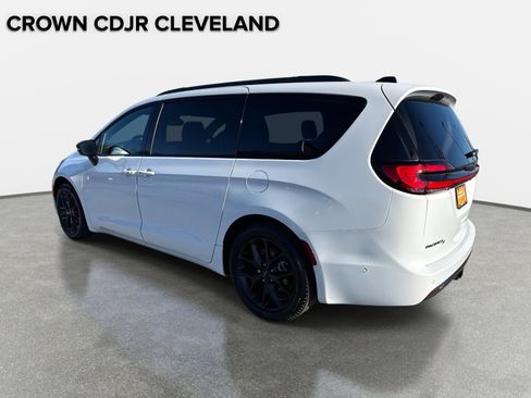 Used 2024 Chrysler Pacifica Limited w/ S Appearance Package image 6