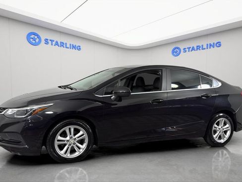 Used 2017 Chevrolet Cruze LT w/ Convenience Package FWD image 2