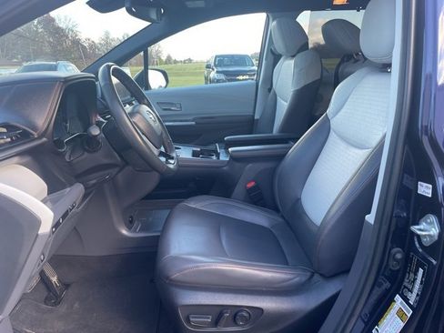 Used 2022 Toyota Sienna XSE image 8