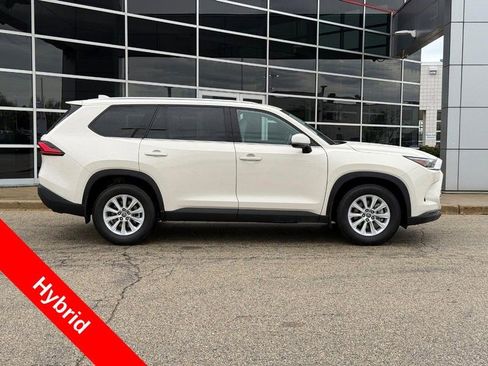 Used 2024 Toyota Grand Highlander XLE FWD image 2