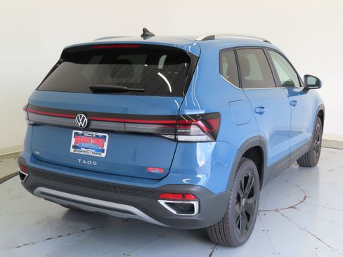 New 2026 Volkswagen Taos SE FWD image 4