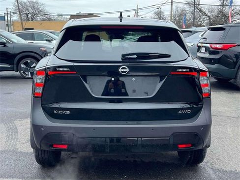 Used 2025 Nissan Kicks SV w/ Illumination Package image 8