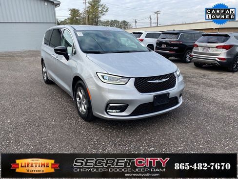 Used 2024 Chrysler Pacifica Limited image 3