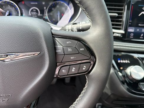 Used 2023 Chrysler Pacifica Touring-L w/ S Appearance Package AWD/4WD image 17