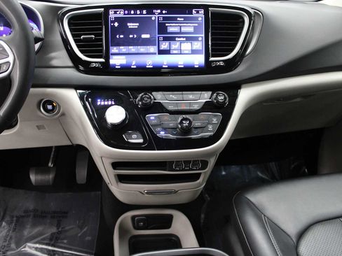 Used 2024 Chrysler Pacifica Touring-L FWD image 26
