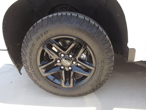 Used 2022 Chevrolet Silverado 1500 LT w/ Z71 Off-Road Package AWD/4WD image 5