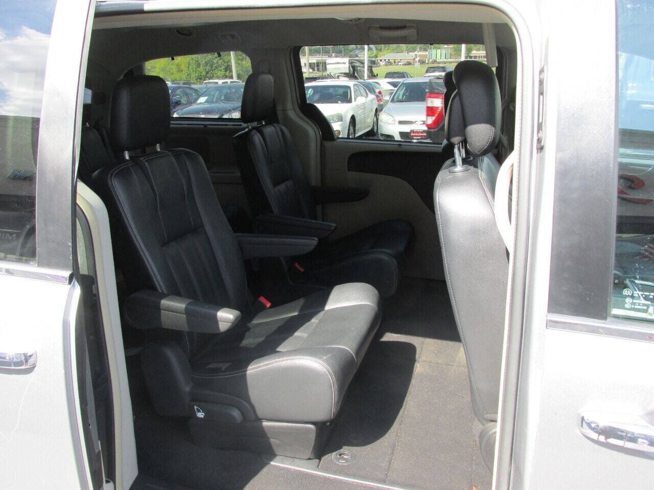 Used 2015 Chrysler Town & Country Touring w/ Driver Convenience Group FWD image 23