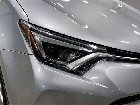 Used 2018 Toyota RAV4 Limited AWD/4WD image 30