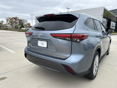 Used 2023 Toyota Highlander Limited image 11