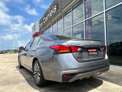 Used 2024 Nissan Altima 2.5 SV FWD image 2