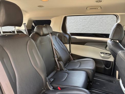 Used 2022 Kia Carnival LX image 19