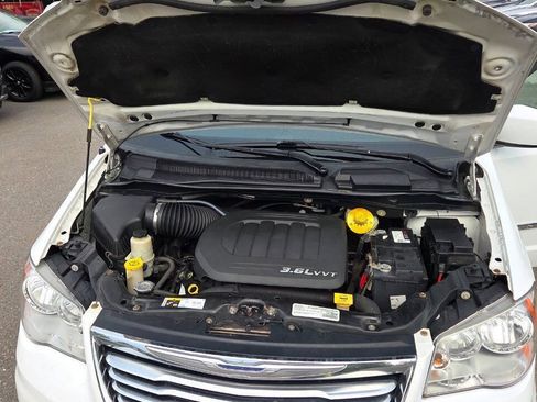 Used 2016 Chrysler Town & Country Touring FWD image 47