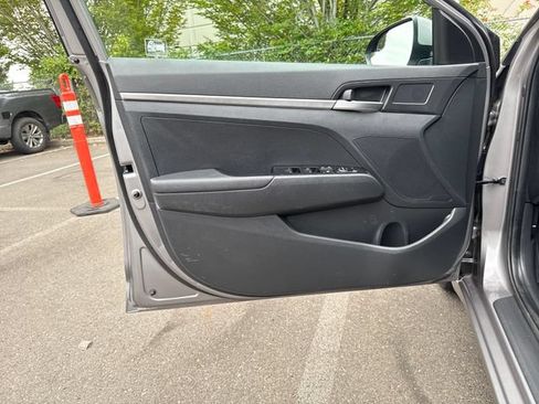 Used 2020 Hyundai Elantra SE w/ Cargo Package (C1) FWD image 17