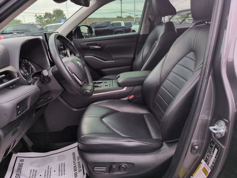 Used 2022 Toyota Highlander XLE AWD/4WD image 9