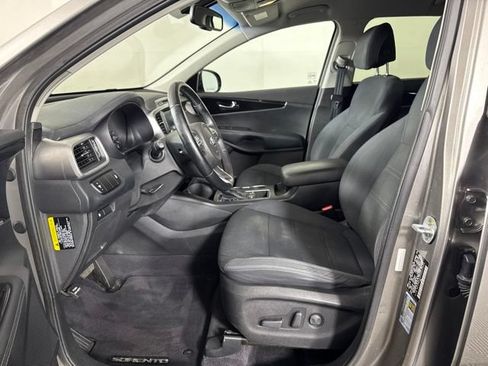 Used 2017 Kia Sorento FWD w/ LX Convenience Package image 11