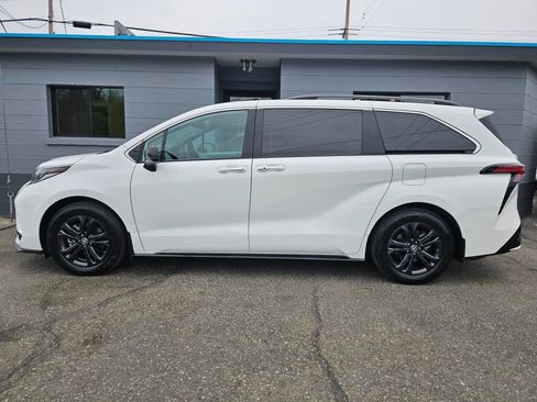 Used 2024 Toyota Sienna XSE AWD/4WD image 2