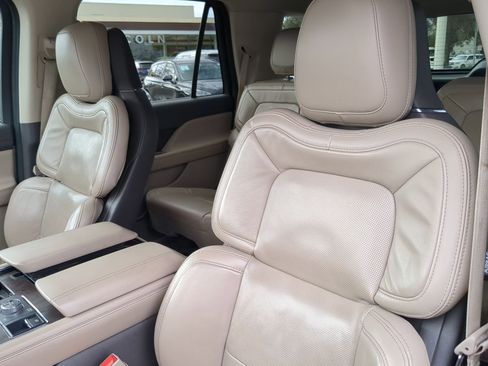 Used 2022 Lincoln Navigator Reserve image 10