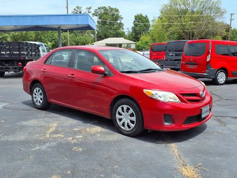 Used 2011 Toyota Corolla LE image 1