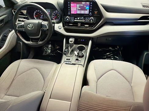 Used 2022 Toyota Highlander LE AWD/4WD image 12