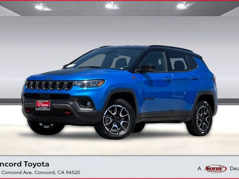 Used 2025 Jeep Compass Trailhawk AWD/4WD image 1