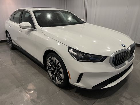 Used 2026 BMW 530i xDrive w/ Premium Package AWD/4WD image 3