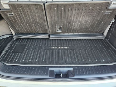 Used 2020 Toyota Highlander L image 31