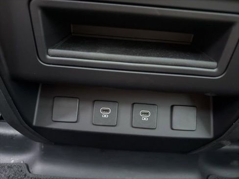 Used 2025 Land Rover Defender 110 X-Dynamic SE image 19